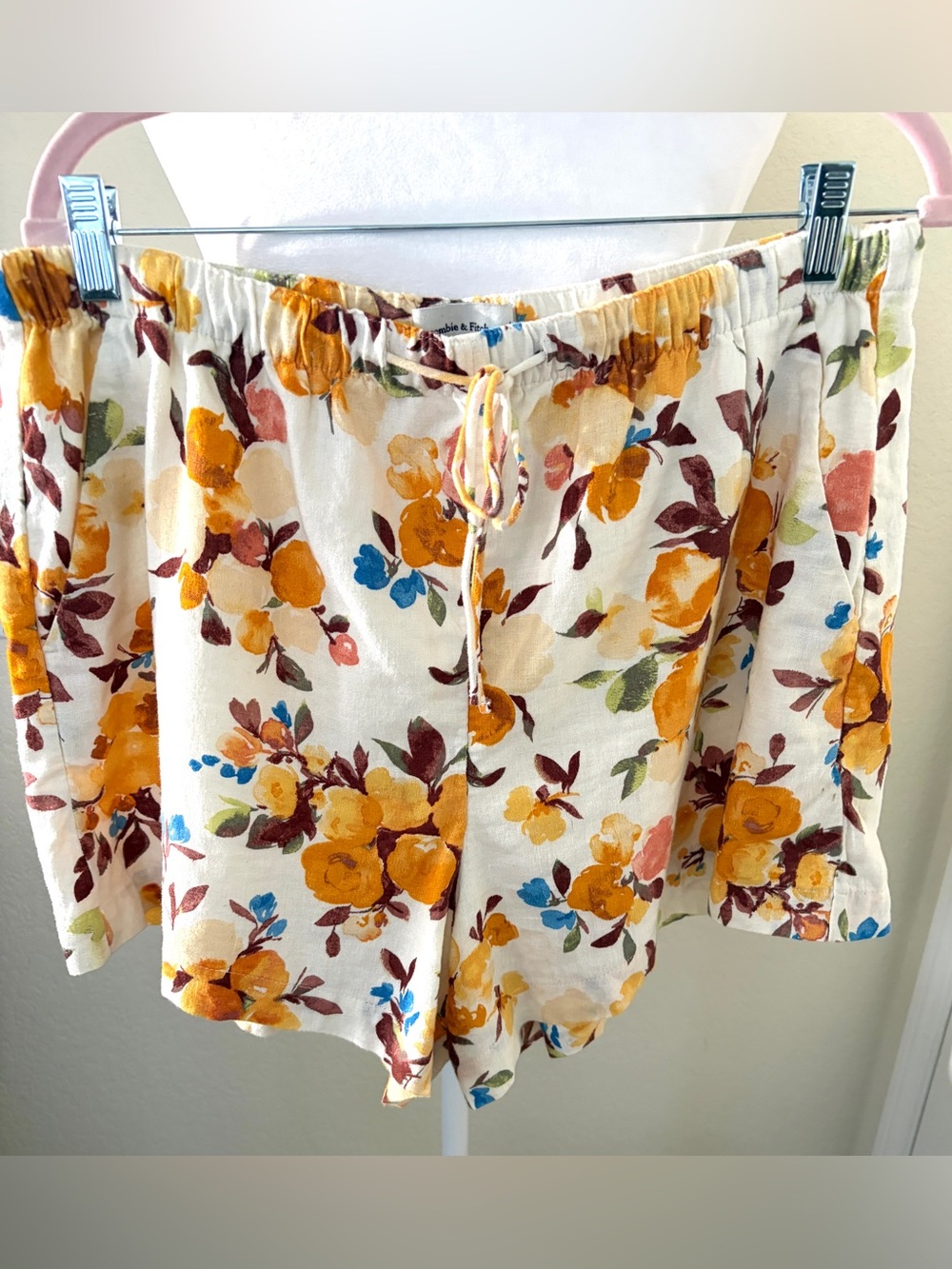 Abercrombie & Fitch Cream Floral Shorts Set with Yellow, Blue and Brown Accents - Picture 14 of 16